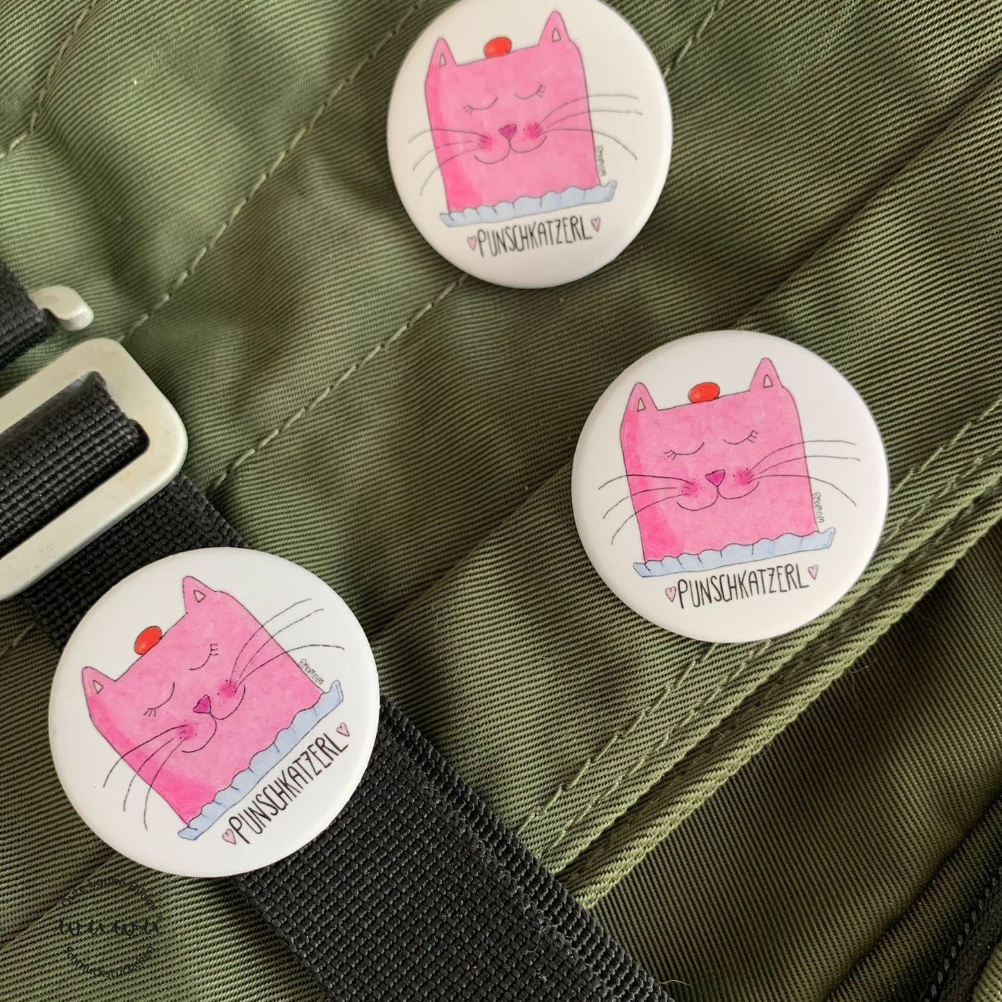 Anstecker | Pin | Button Katze Punschkatzerl Punschkrapferl Punschkrapfen Katzen Mehlspeise Wien