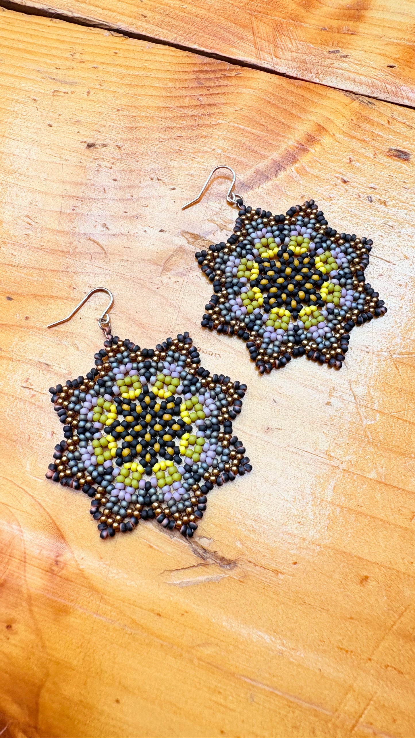 Ohrring aus Glasperlen / großes Mandala