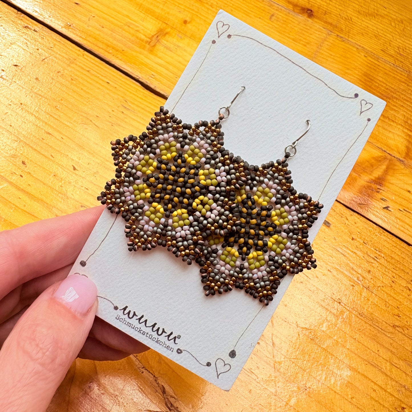 Ohrring aus Glasperlen / großes Mandala