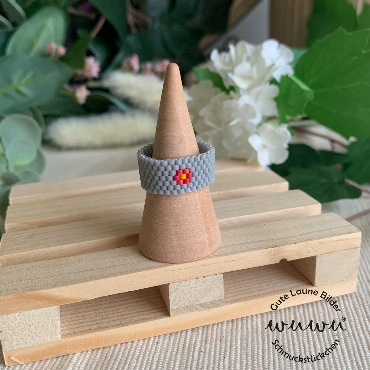 Ring mit Blume "Meril" / Glasperlen / wuwu / anschmiegsam / genäht / Peyote / Miyuki / Achtsamkeit / Frühling / Perlenring