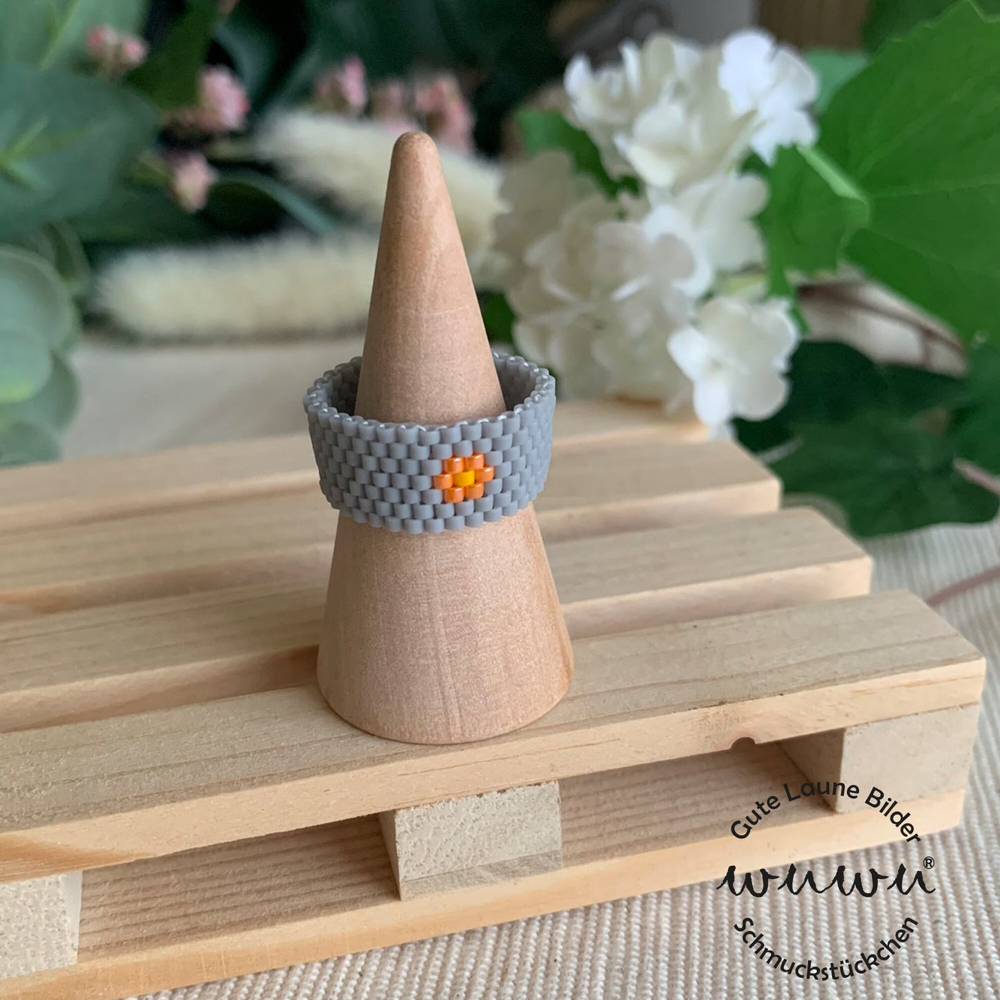 Ring mit Blume "Meril" / Glasperlen / wuwu / anschmiegsam / genäht / Peyote / Miyuki / Achtsamkeit / Frühling / Perlenring