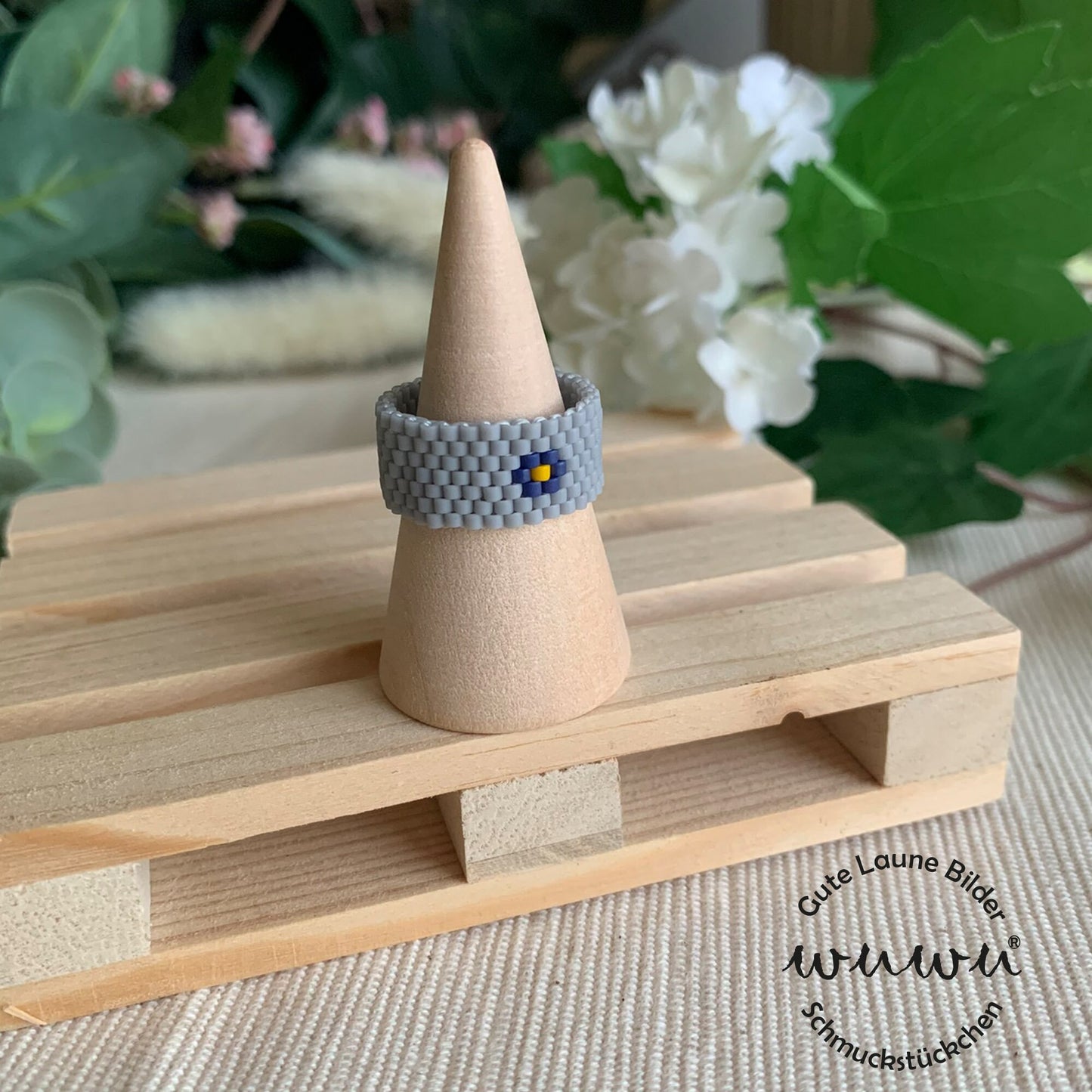 Ring mit Blume "Meril" / Glasperlen / wuwu / anschmiegsam / genäht / Peyote / Miyuki / Achtsamkeit / Frühling / Perlenring