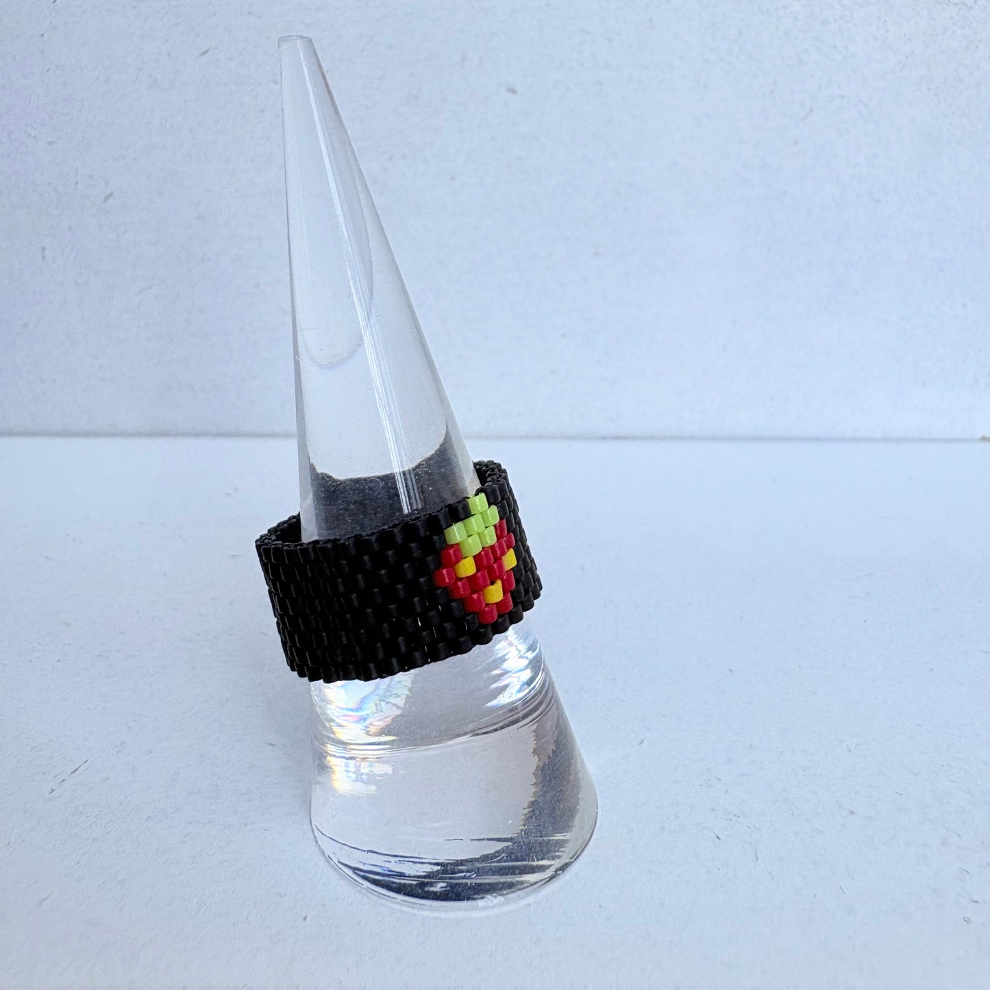 Erdbeer Ring aus Glasperlen / genäht / flach / Boho & Hippie / Perlenring