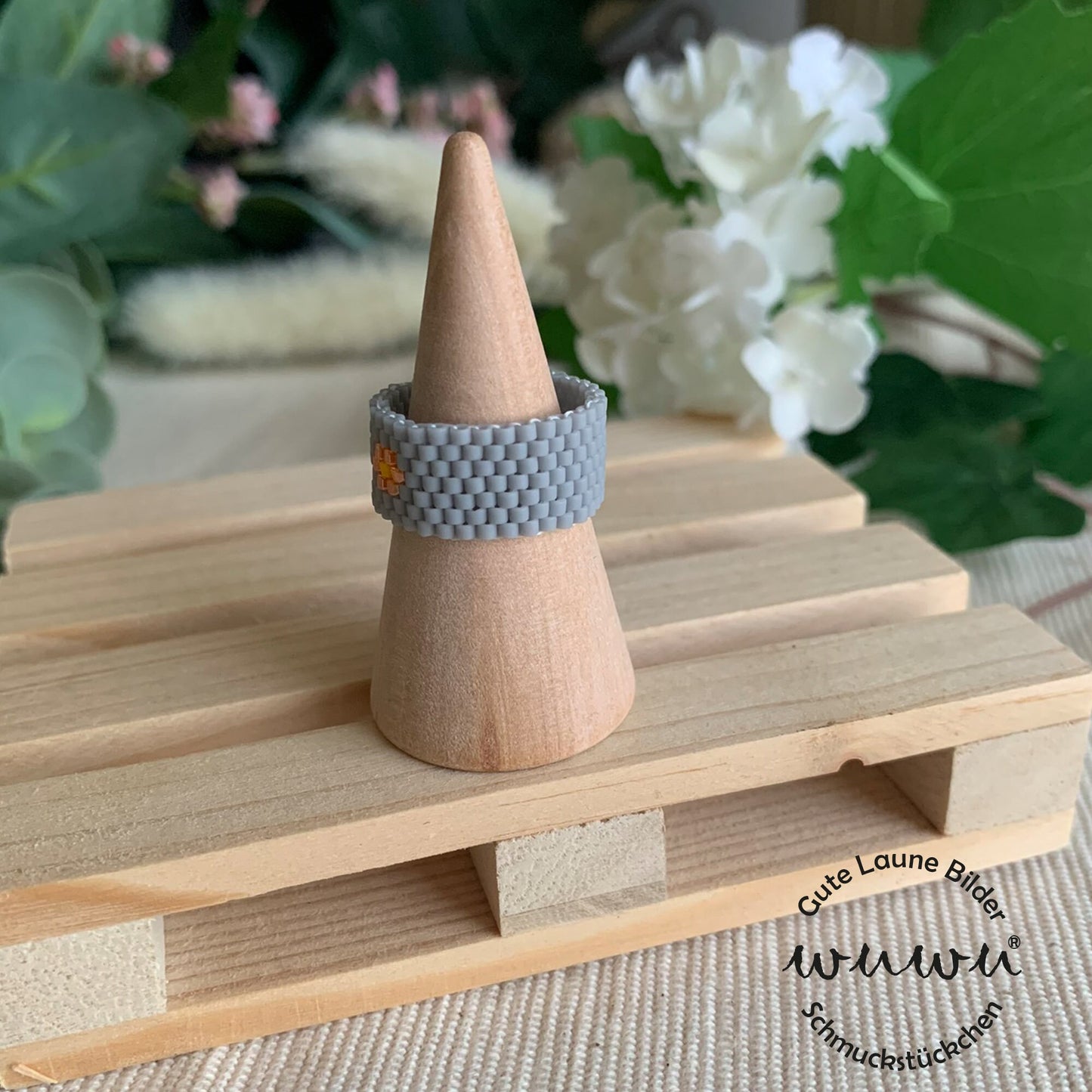 Ring mit Blume "Meril" / Glasperlen / wuwu / anschmiegsam / genäht / Peyote / Miyuki / Achtsamkeit / Frühling / Perlenring