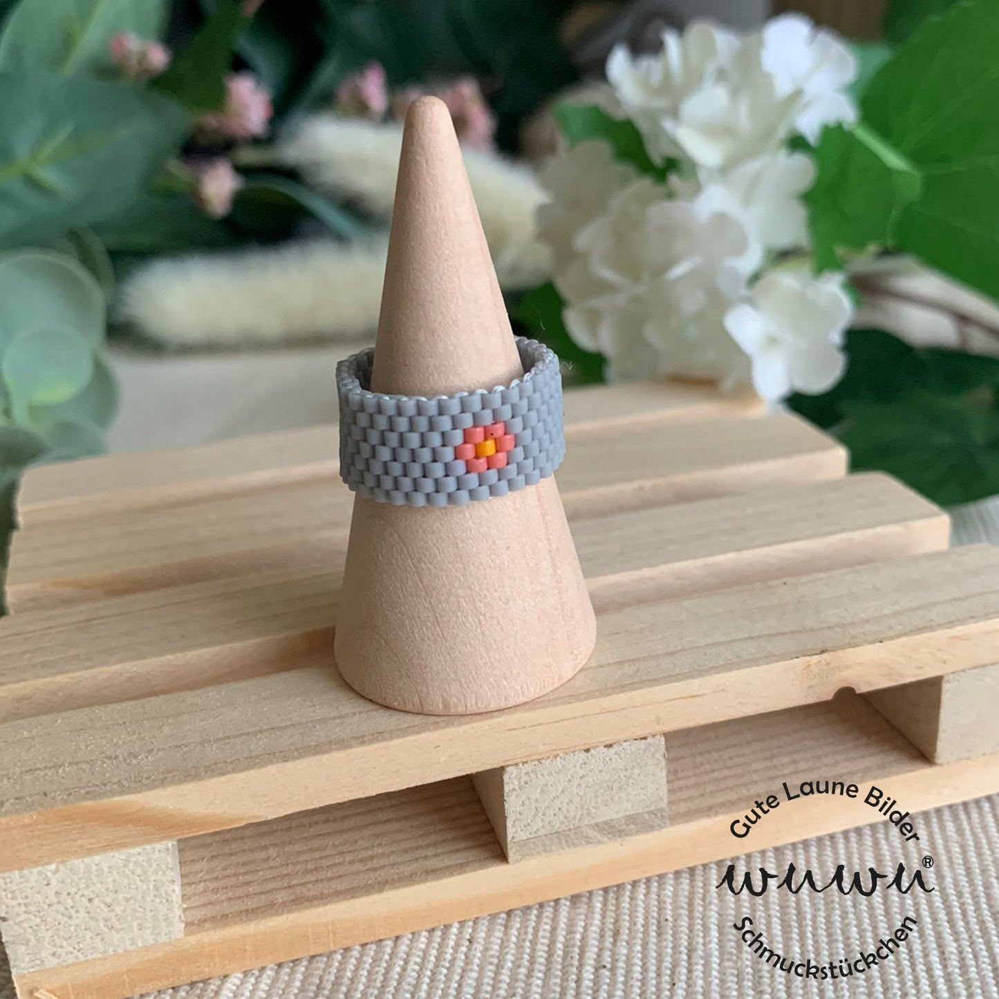 Ring mit Blume "Meril" / Glasperlen / wuwu / anschmiegsam / genäht / Peyote / Miyuki / Achtsamkeit / Frühling / Perlenring
