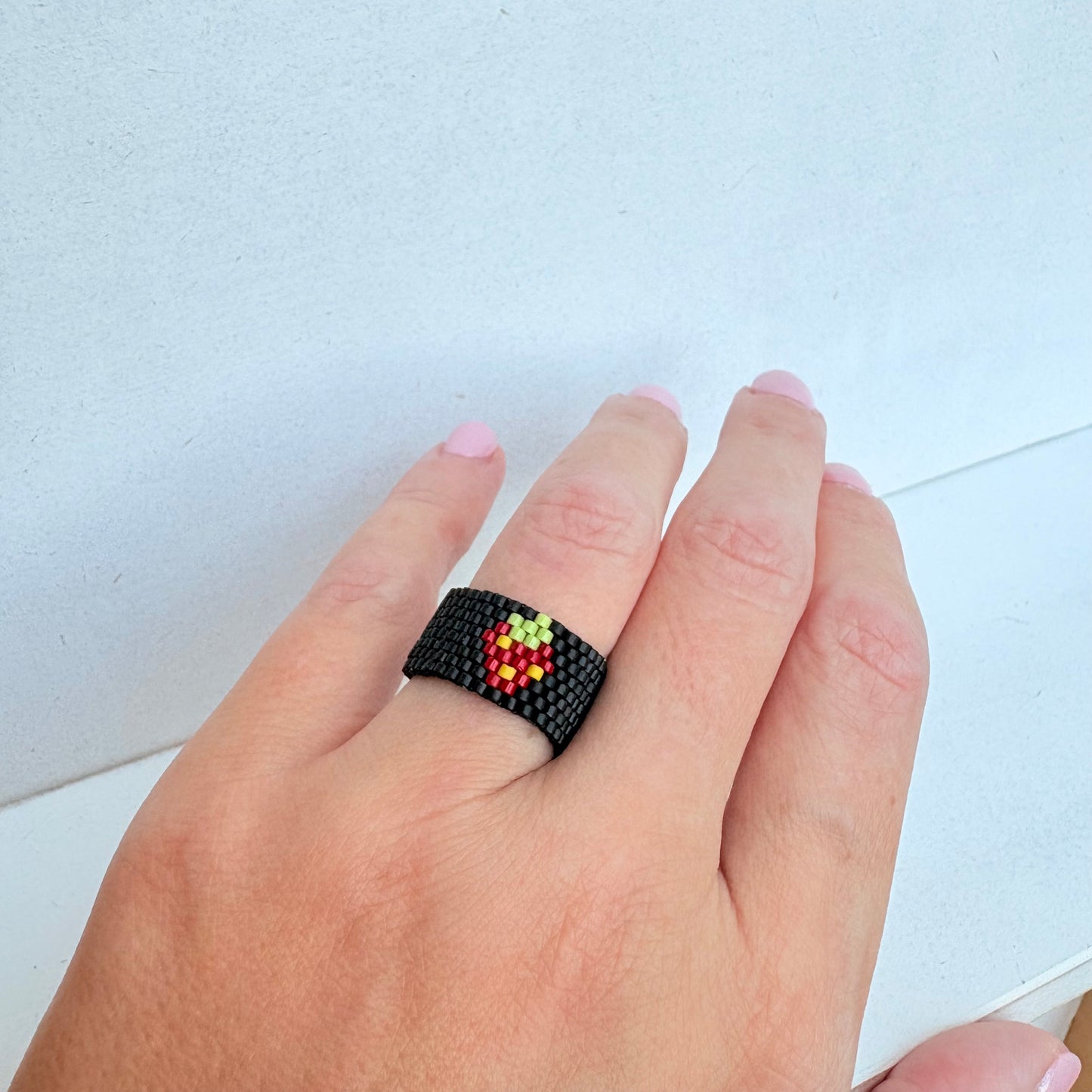 Erdbeer Ring aus Glasperlen / genäht / flach / Boho & Hippie / Perlenring