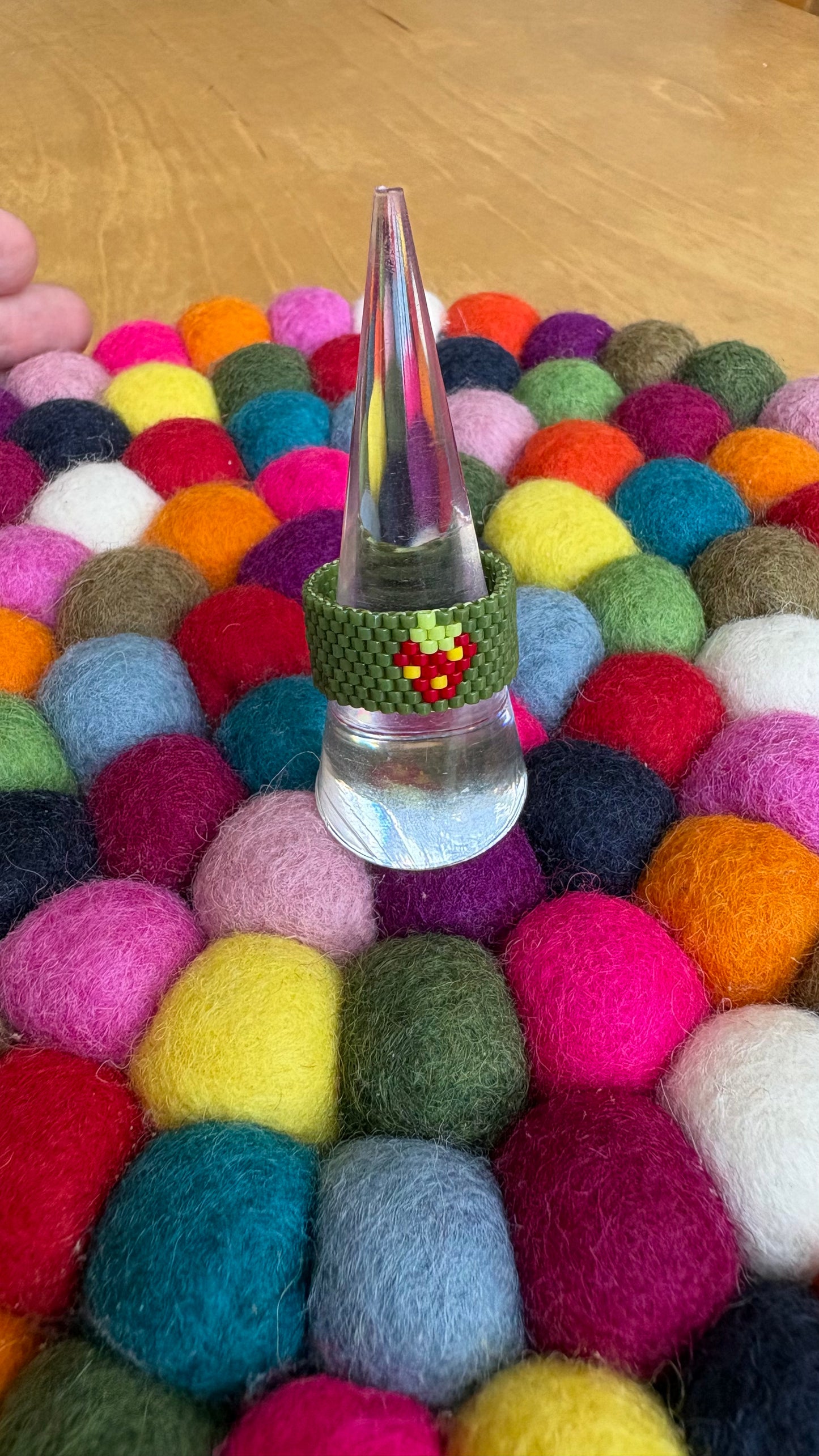 Erdbeer Ring aus Glasperlen / genäht / flach / Boho & Hippie / Perlenring