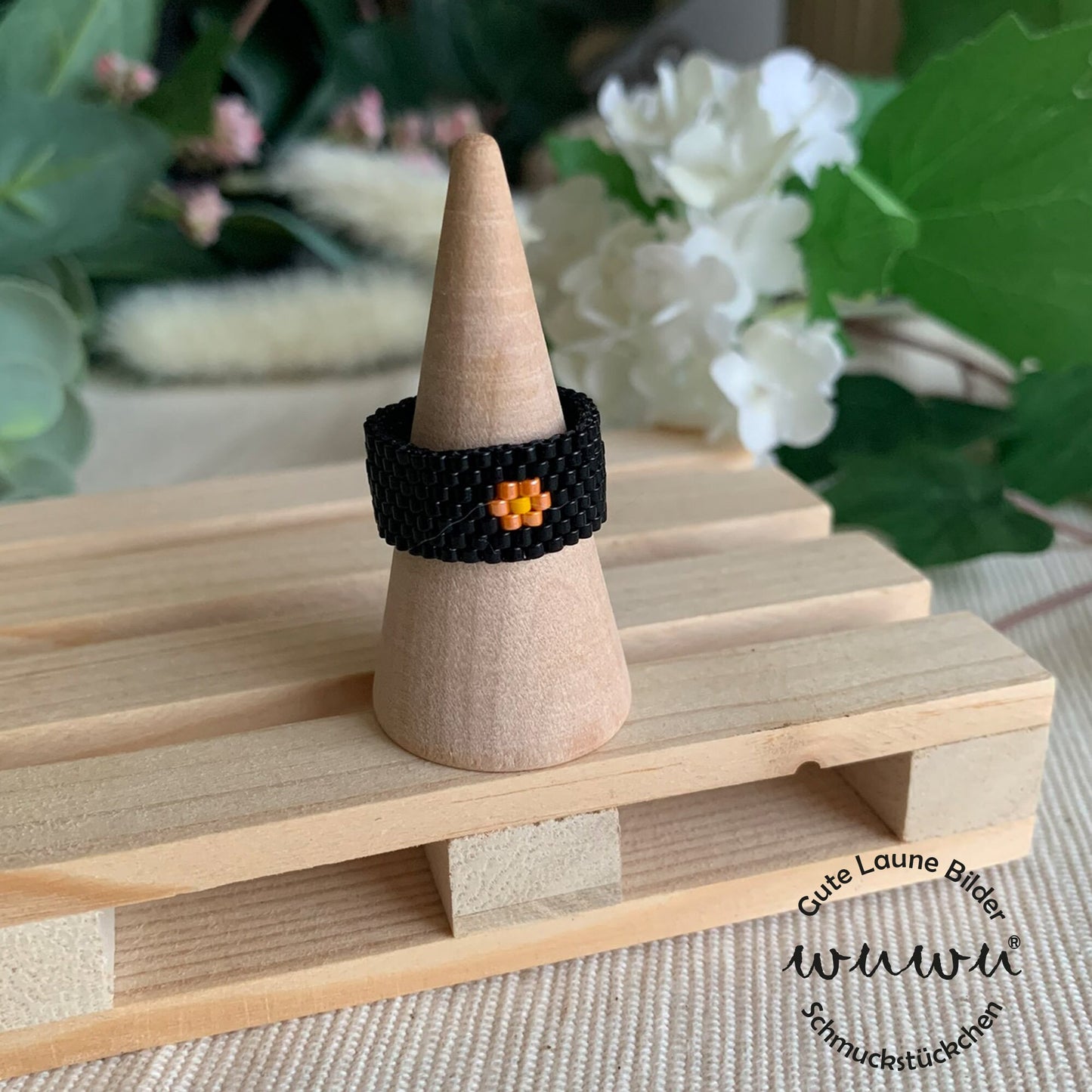 Ring mit Blume "Meril" / Glasperlen / wuwu / anschmiegsam / genäht / Peyote / Miyuki / Achtsamkeit / Frühling / Perlenring