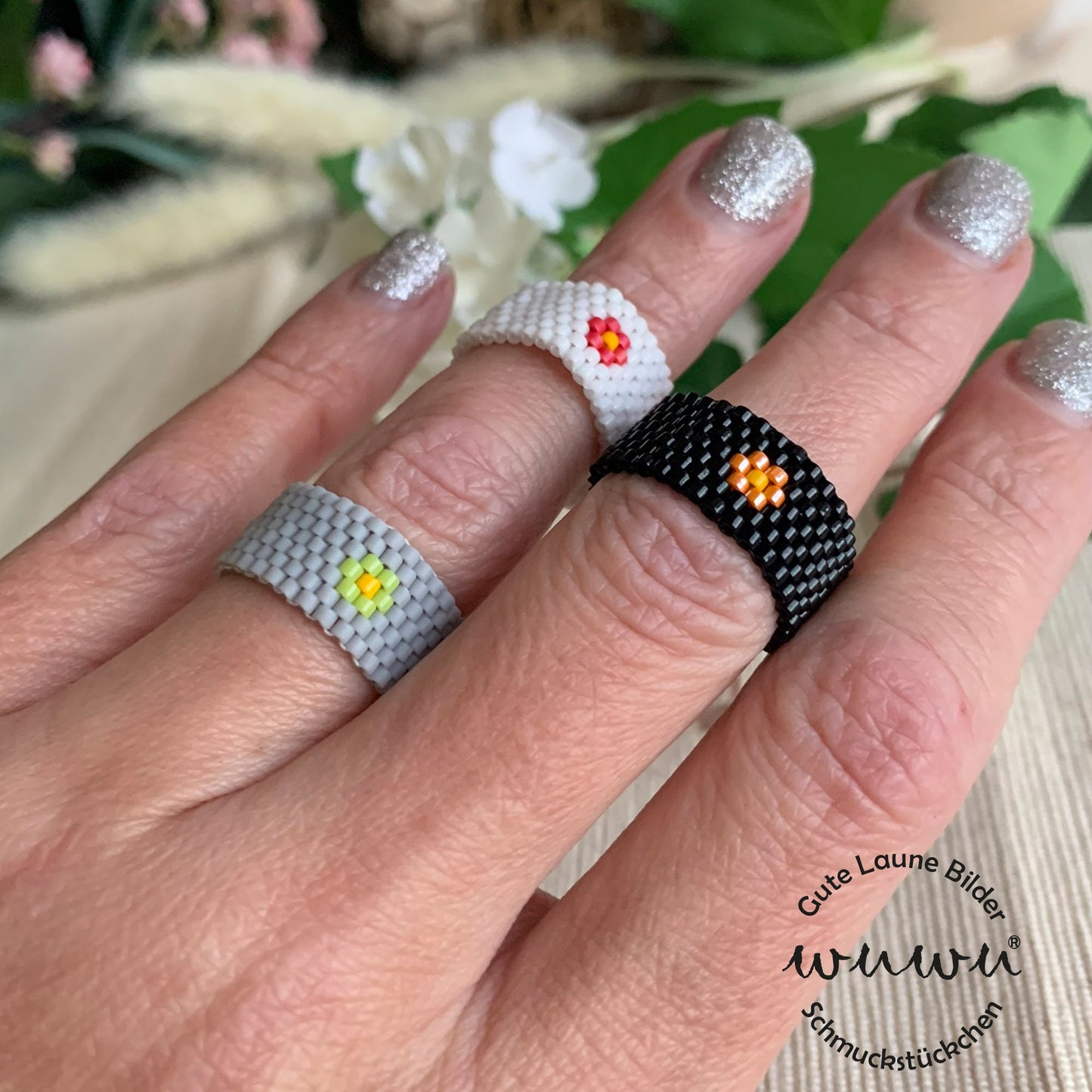 Ring mit Blume "Meril" / Glasperlen / wuwu / anschmiegsam / genäht / Peyote / Miyuki / Achtsamkeit / Frühling / Perlenring